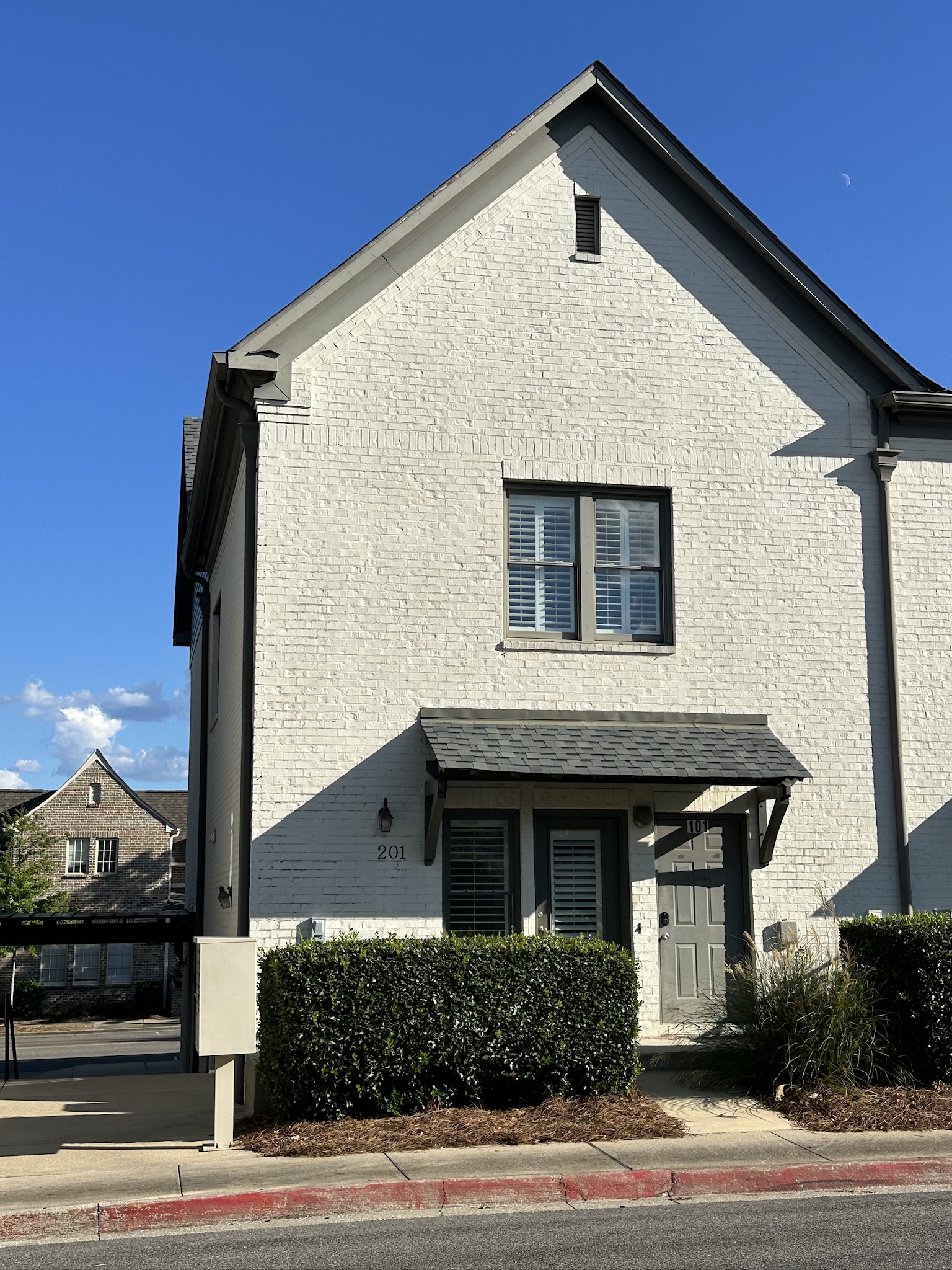 2301 Grand Ave, Apt 201